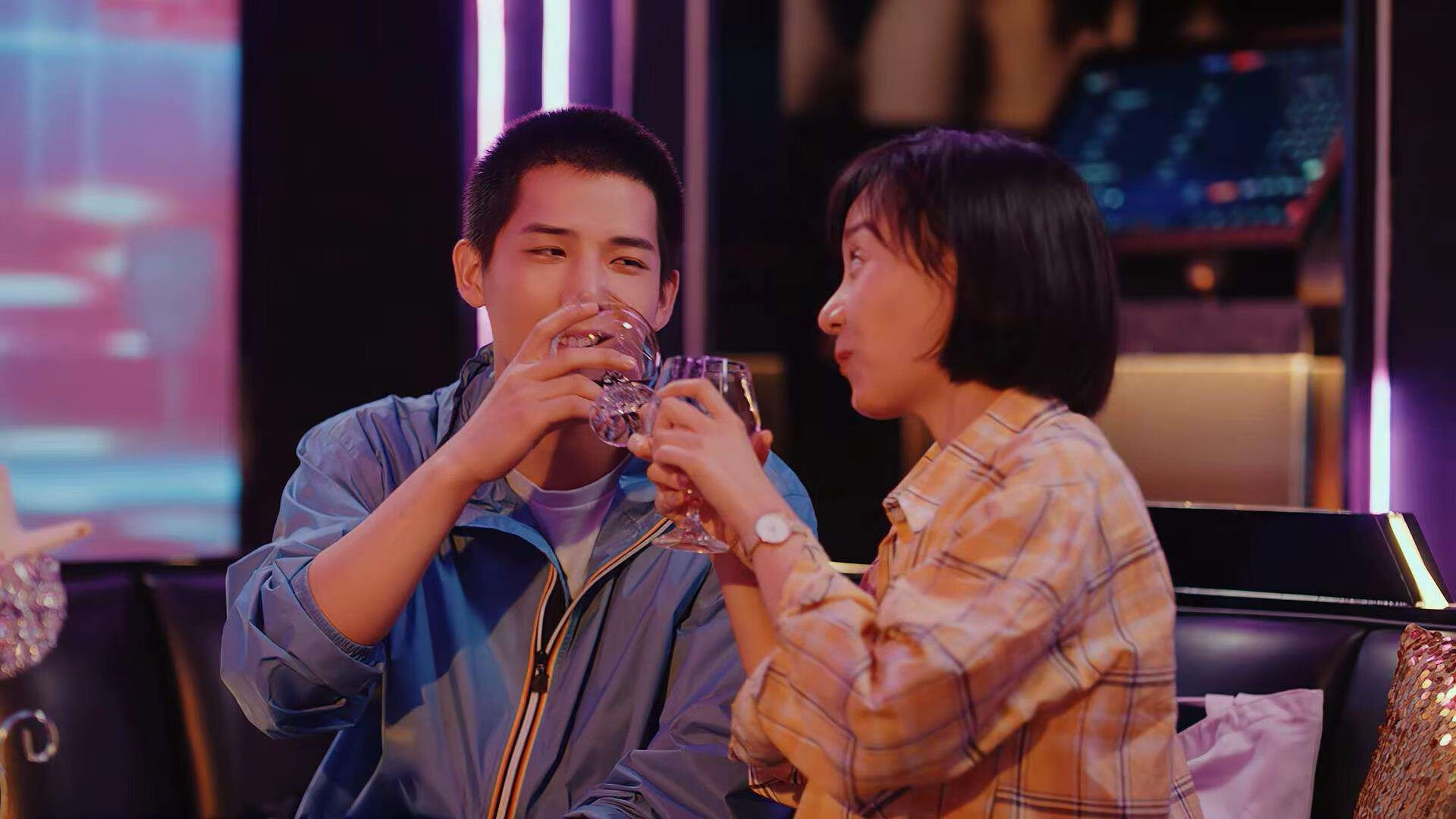 夜跑灯光秀，照亮城市的运动夜晚，夜跑灯实用吗